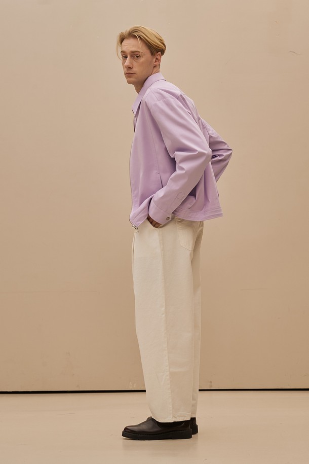 미니멀하고 캐주얼한 스타일의 여성용 "메트로 투웨이 코튼 블루종"입니다. 부드러운 코튼 소재로 제작되어 얇지만 편안한 착용감을 선사하며, 봄, 가을 간절기에 활용하기 좋습니다. 루즈핏 크롭 기장으로 트렌디함을 더하고, 퍼프 소매 디자인이 여성스러운 매력을 더합니다. 라벤더, 퍼플 두 가지 색상으로 출시되어 데이트룩, 봄 소풍룩 등 다양한 스타일 연출에 활용할 수 있습니다. 집업 여밈 방식으로 간편하게 착용 가능하며, 무지 디자인으로 어떤 옷에도 쉽게 매치할 수 있습니다.
