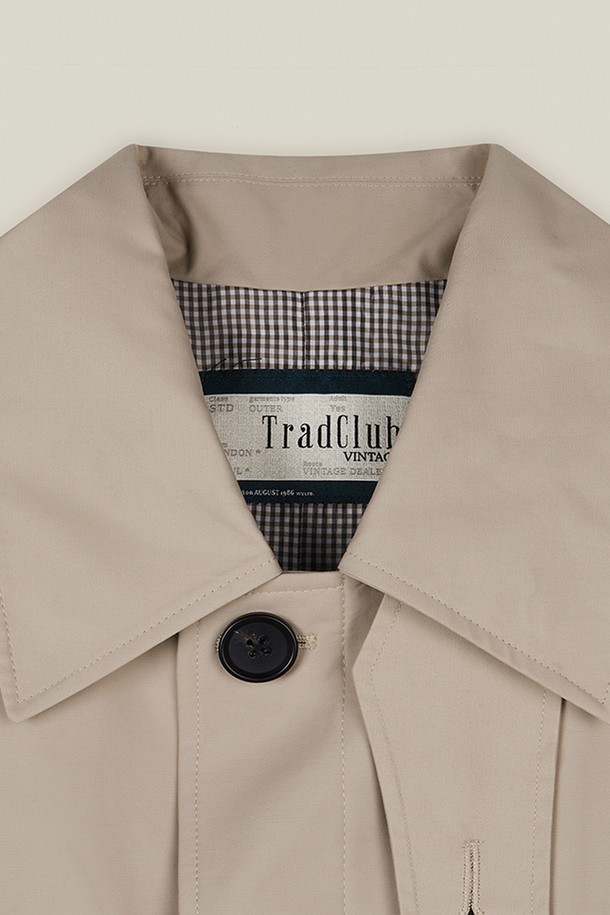 킬번 코튼 오버 트렌치코트는 부드러운 면 소재로 제작되어 편안한 착용감을 선사합니다. 베이직하고 미니멀한 디자인으로 여성스러운 스타일을 연출하며, 봄, 가을 시즌에 활용하기 좋습니다. 얇은 두께감과 드롭 숄더, 숄더 버튼 디테일이 특징이며, 싱글 버튼 여밈 방식으로 간편하게 착용할 수 있습니다. 미디엄 기장의 오버핏으로 출근룩, 데이트룩, 모임룩 등 다양한 TPO에 클래식하고 시크하게 매치하기 좋습니다.
