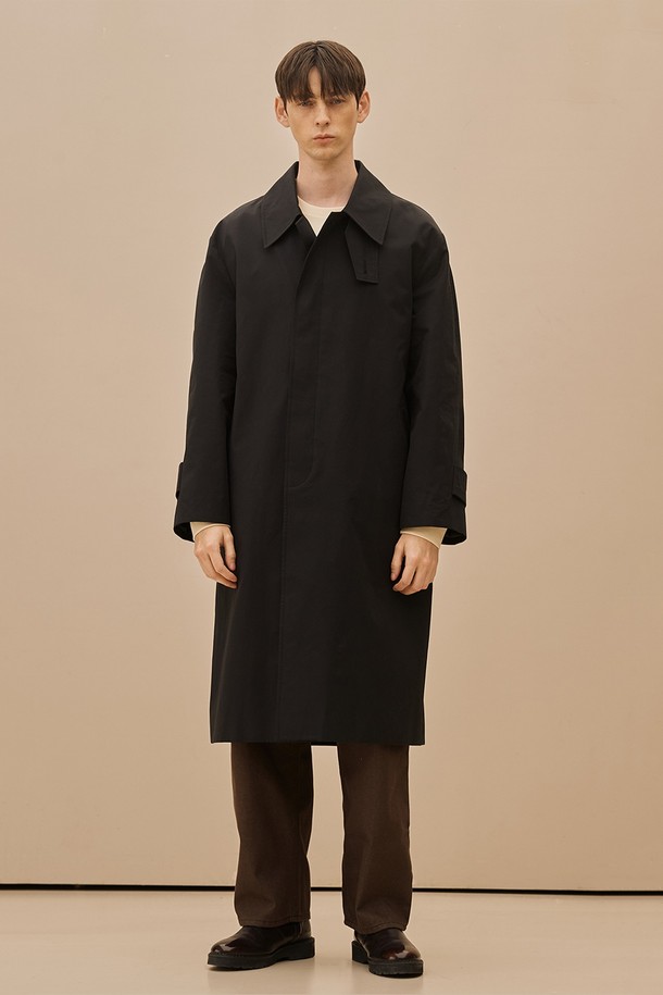 킬번 코튼 오버 트렌치코트는 여성용으로, 봄, 가을에 착용하기 좋은 미디 기장의 블랙 트렌치코트입니다. 부드러운 면 소재로 제작되어 편안한 착용감을 선사하며, 오버핏과 드롭숄더 디자인으로 트렌디한 스타일을 연출합니다. 오픈 스타일로 다양한 룩에 활용 가능하며, 미니멀하고 베이직한 디자인은 클래식, 시크, 미니멀 무드를 즐기는 분들께 추천합니다. 출근룩, 오피스룩, 데이트룩 등 다양한 TPO에 맞춰 세련된 스타일을 완성해 보세요.
