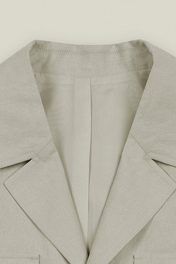 **코벤트 린넨 사파리 재킷**은 봄, 여름 시즌에 어울리는 캐주얼하고 베이직한 디자인의 아우터입니다. 린넨 소재로 제작되어 얇고 뻣뻣한 촉감을 가지며, 레귤러 핏으로 편안하게 착용 가능합니다. 베이지와 아이보리 두 가지 색상으로 제공되며, 싱글 버튼 여밈과 포켓 디테일이 특징입니다. 여행룩이나 산책룩과 같은 TPO에 적합하며, 미니멀, 클래식 스타일을 선호하는 분들께 추천합니다.
