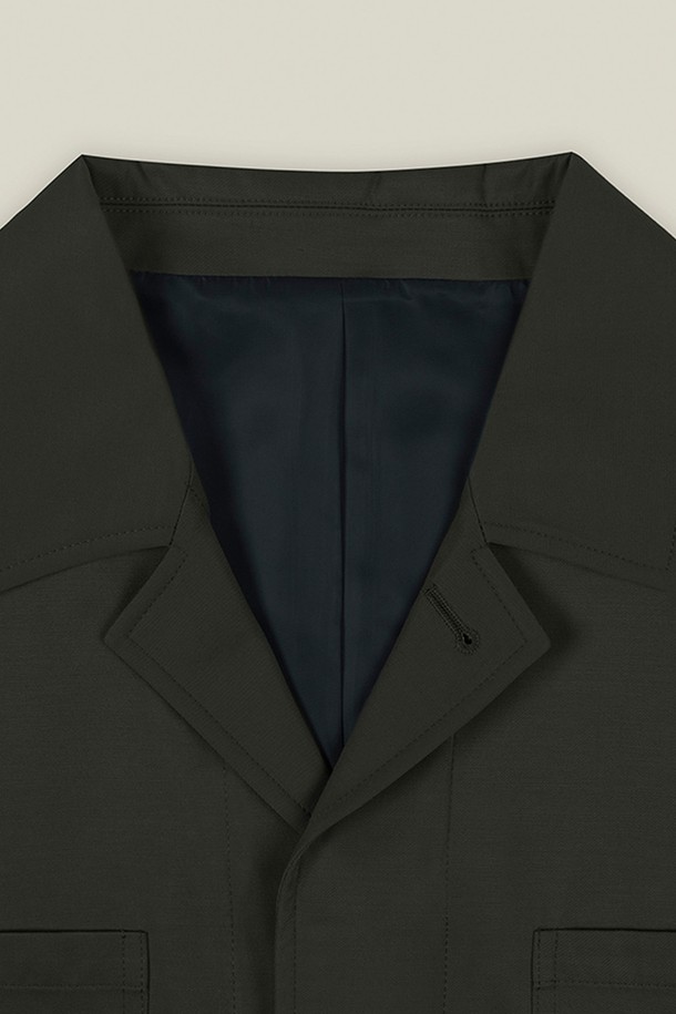 드레이턴 히든버튼 코튼 재킷은 미니멀하고 베이직한 디자인으로, 봄과 가을에 착용하기 좋은 남성용 아우터입니다. 부드러운 촉감의 면 소재로 제작되어 편안한 착용감을 선사하며, 레귤러 핏으로 제작되어 다양한 체형에 잘 어울립니다. 히든 버튼 디테일이 돋보이며, 테일러드 코트 타입으로 클래식하고 시크한 스타일을 연출합니다. 출근룩, 비즈니스 캐주얼, 모임룩 등 다양한 TPO에 활용 가능하며, 어떤 스타일에도 자연스럽게 매치되어 활용도가 높습니다. 블랙 컬러의 무지 디자인으로, 유행을 타지 않고 오랫동안 즐겨 입을 수 있습니다.
