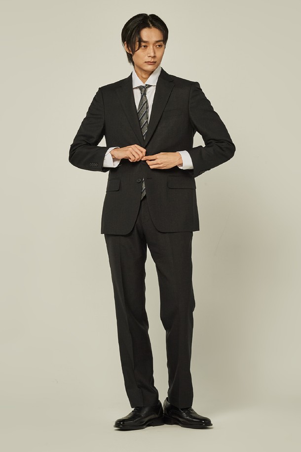 트래드클럽 캔터베리 클래식 레귤러 셋업 수트 (3컬러)는 남성 고객을 위한 포멀 및 비즈니스 스타일의 정장 수트입니다. 블랙, 네이비, 그레이 3가지 색상으로 출시되어, 오피스룩, 비즈니스 캐주얼, 출근룩 등 다양한 TPO에 활용 가능합니다. 레귤러핏 디자인에 싱글버튼 여밈 방식, 긴 소매 기장으로 클래식하고 미니멀한 스타일을 연출합니다. 폴리에스테르 소재로 제작되어 구김이 적고 관리가 용이하며, 신축성이 있어 편안한 착용감을 제공합니다. 사계절 모두 착용 가능한 두께감과 부드러운 촉감이 특징입니다.
