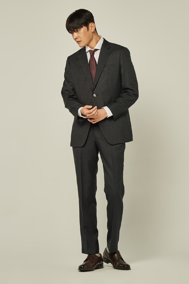 트래드클럽 캔터베리 클래식 레귤러 셋업 수트 (3컬러)는 남성을 위한 포멀하고 클래식한 스타일의 정장 수트입니다. 블랙, 네이비, 그레이 3가지 색상으로 제공되며, 봄, 가을, 겨울 계절에 착용하기 좋습니다. 폴리에스테르 소재로 제작되어 구김이 적고 관리가 용이하며, 부드러운 촉감을 선사합니다. 레귤러핏 싱글버튼 디자인으로, 오피스룩, 비즈니스 캐주얼, 출근룩 등 다양한 TPO에 활용 가능합니다.
