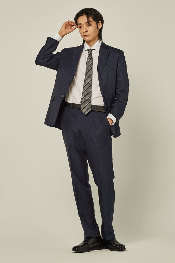 트래드클럽 캔터베리 클래식 레귤러 셋업 수트 (3컬러)는 남성 고객을 위한 포멀한 정장 수트로, 클래식하고 미니멀한 스타일을 연출합니다. 네이비, 블랙, 그레이 3가지 색상으로 출시되어, 오피스룩, 출근룩, 모임룩 등 다양한 TPO에 활용 가능합니다. 레귤러핏에 싱글 버튼 여밈, 긴 소매 기장으로 디자인되었으며, 구김이 적고 관리가 용이한 폴리에스터 소재를 사용하여 편안한 착용감을 제공합니다. 사계절 모두 착용 가능하며, 신축성이 있어 활동성을 높였습니다.
