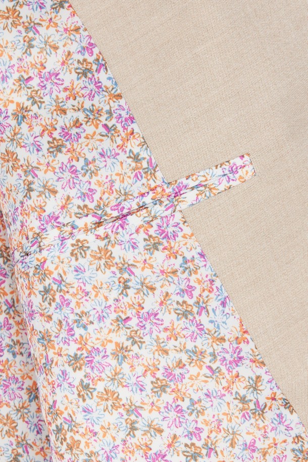 "튜더 플라워 오버 블레이저"는 여성스러운 무드를 연출하는 크롭 기장의 싱글 버튼 블레이저입니다. 봄, 가을 시즌에 어울리는 얇은 두께감과 부드러운 촉감의 폴리에스테르 소재로 제작되었습니다. 오버핏 디자인에 7부 소매 기장으로 세련된 핏을 선사하며, 플라워 패턴이 돋보입니다. 베이지와 핑크, 두 가지 색상으로 만나볼 수 있으며, 안감 플라워 패턴이 은은한 포인트를 더합니다. 데이트룩, 모임룩, 소개팅룩 등 다양한 TPO에 클래식, 미니멀, 로맨틱 스타일로 연출하기 좋습니다.
