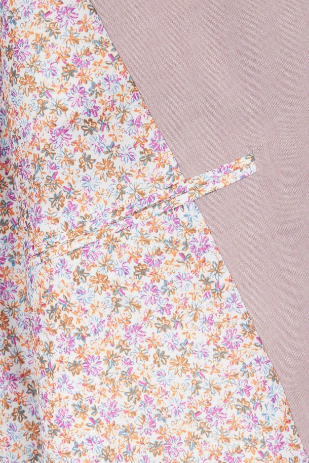 "튜더 플라워 오버 블레이저 (4COLORS)"는 여성스러운 무드를 연출하는 크롭 기장의 오버핏 블레이저입니다. 봄, 여름 시즌에 어울리는 얇은 두께감과 7부 소매 기장으로 시원하게 착용할 수 있습니다. 라이트 퍼플, 핑크 2가지 색상으로 출시되었으며, 싱글 버튼 여밈 방식으로 간편하게 스타일링할 수 있습니다. 안감에 플라워 패턴이 더해져 페미닌하고 엘레강스한 분위기를 선사하며, 데이트룩, 모임룩, 소개팅룩 등 다양한 TPO에 활용 가능합니다. 클래식하면서도 로맨틱한 스타일을 연출하고 싶은 분들께 추천합니다.
