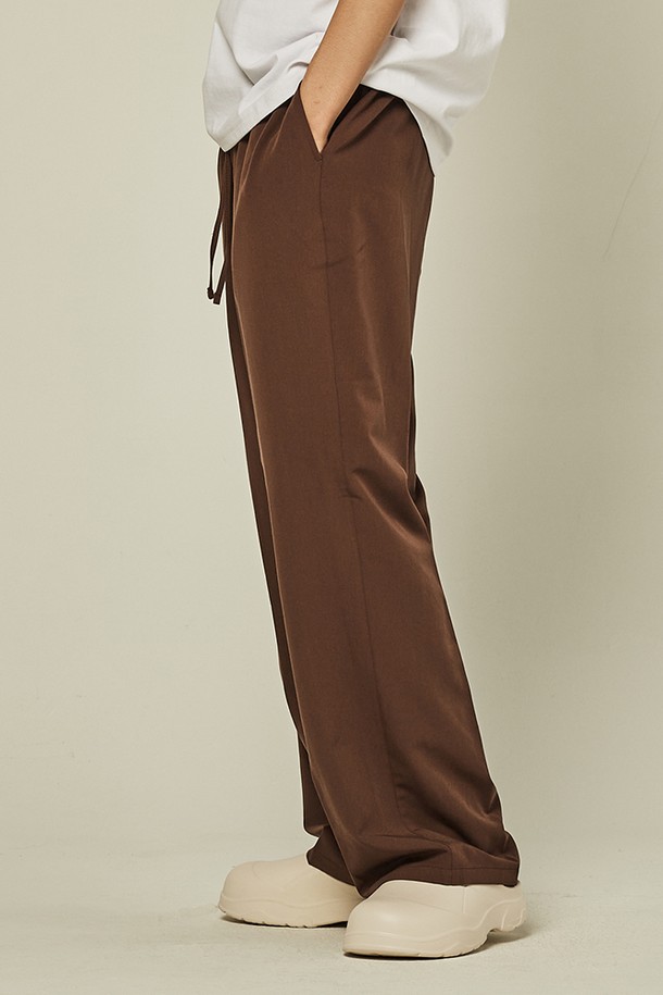 유니섹스 밴딩 세미와이드 슬랙스는 베이직하고 캐주얼한 스타일을 추구하는 분들을 위한 반바지입니다. 브라운 컬러로, 여행이나 휴가와 같은 TPO에 맞춰 미니멀하고 클래식한 스타일을 연출하기 좋습니다. 밴딩 처리로 편안한 착용감을 제공하며, 루즈핏의 세미와이드 핏으로 활동성을 높였습니다. 무지 패턴으로 어떤 상의와도 매치하기 쉬워 데일리룩으로 활용도가 높습니다. 봄, 여름, 가을 계절에 적합하여 실용적인 아이템입니다.
