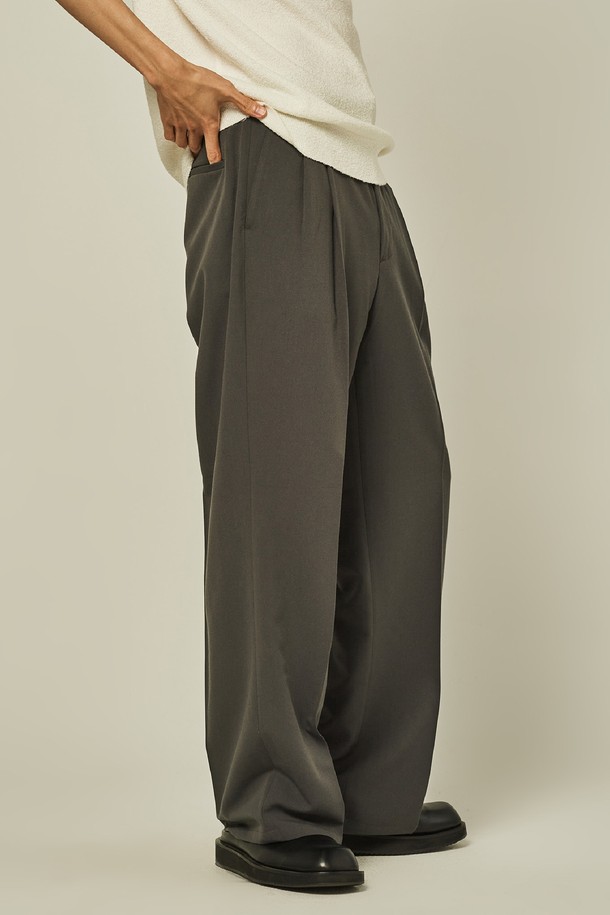 유니섹스 밴딩 세미와이드 슬랙스는 베이직하고 캐주얼한 스타일의 데일리 웨어로, 출근룩과 비즈니스 캐주얼에 활용하기 좋습니다. 봄, 여름, 가을 시즌에 적합하며, 얇고 부드러운 폴리에스테르 소재로 제작되어 편안한 착용감을 선사합니다. 루즈핏 세미와이드 핏으로 트렌디한 스타일을 연출하며, 밴딩 처리로 활동성을 높였습니다. 무지 디자인의 그레이 컬러로 다양한 상의와 쉽게 매치하여 미니멀하고 클래식한 룩을 완성할 수 있습니다.
