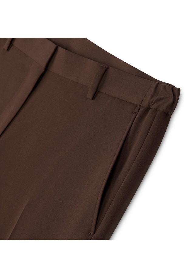 **사이드 밴딩 크롭 테이퍼드 슬랙스**는 남녀 모두 착용 가능한 슬랙스입니다. 브라운 컬러의 폴리에스터 소재로 제작되어 부드러운 촉감을 선사하며, 봄, 가을에 적합합니다. 베이직하고 미니멀한 스타일로, 출근룩과 비즈니스 캐주얼에 활용하기 좋습니다. 크롭 기장의 테이퍼드 핏으로 다리가 길어 보이는 효과를 주며, 사이드 밴딩 디테일로 편안함까지 더했습니다. 무지 패턴의 얇은 두께로, 다양한 상의와 매치하여 미니멀, 클래식, 캐주얼 스타일을 연출할 수 있습니다.
