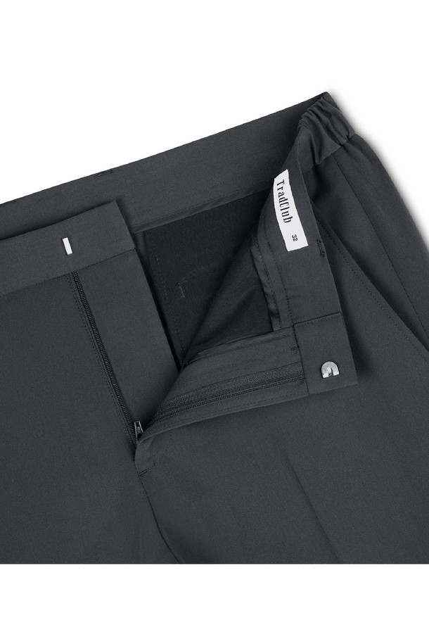 세련된 스타일을 완성하는 남성용 사이드 밴딩 크롭 테이퍼드 슬랙스입니다. 미니멀하고 베이직한 디자인으로 출근룩과 비즈니스 캐주얼에 적합하며, 다양한 스타일 연출이 가능합니다. 부드러운 촉감의 폴리에스테르 소재로 제작되어 봄, 여름, 가을 시즌에 시원하고 편안하게 착용할 수 있습니다. 슬림핏에 크롭 기장, 테이퍼드 핏으로 다리가 길어 보이는 효과를 선사합니다. 허리 사이드 밴딩 디테일로 활동성을 높였습니다.
