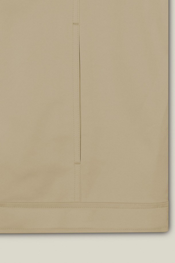 메트로 투웨이 코튼 블루종은 미니멀하고 베이직한 스타일을 추구하는 남성들을 위한 아우터입니다. 부드러운 촉감의 면 소재로 제작되어 봄, 가을 간절기에 착용하기 좋으며, 크롭 기장과 레귤러핏으로 트렌디한 실루엣을 연출합니다. 베이지 컬러에 무지 디자인으로 어떤 옷에도 쉽게 매치할 수 있으며, 집업 여밈 방식과 칼라 디테일이 특징입니다. 출근룩이나 데이트룩과 같이 다양한 TPO에 활용할 수 있는 실용적인 아이템입니다.
