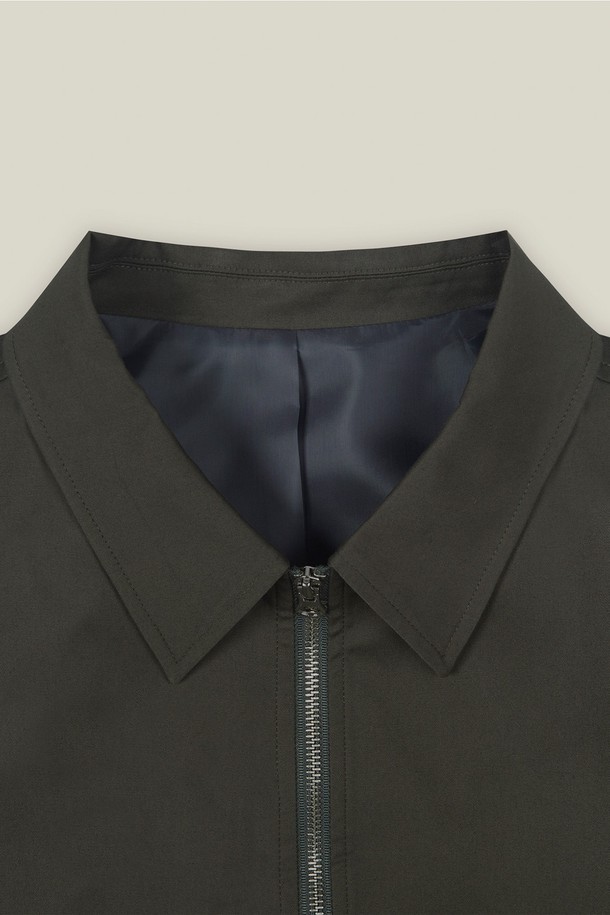 메트로 투웨이 코튼 블루종은 간절기 캐주얼룩에 제격인 여성 블루종입니다. 카키와 올리브 두 가지 색상으로 출시되어, 어떤 스타일에도 쉽게 매치할 수 있습니다. 봄, 가을 시즌에 적합하며, 오버핏 크롭 기장으로 트렌디한 핏을 연출합니다. 면 소재로 제작되어 편안한 착용감을 선사하며, 지퍼 디테일과 칼라 디자인으로 포인트를 더했습니다. 봄 소풍룩이나 캠핑룩, 미니멀하고 베이직한 스타일을 선호하는 분들께 추천합니다.
