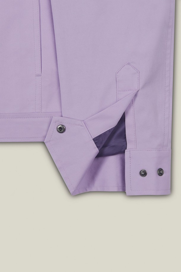 미니멀하고 캐주얼한 스타일의 여성용 "메트로 투웨이 코튼 블루종"입니다. 부드러운 코튼 소재로 제작되어 얇지만 편안한 착용감을 선사하며, 봄, 가을 간절기에 활용하기 좋습니다. 루즈핏 크롭 기장으로 트렌디함을 더하고, 퍼프 소매 디자인이 여성스러운 매력을 더합니다. 라벤더, 퍼플 두 가지 색상으로 출시되어 데이트룩, 봄 소풍룩 등 다양한 스타일 연출에 활용할 수 있습니다. 집업 여밈 방식으로 간편하게 착용 가능하며, 무지 디자인으로 어떤 옷에도 쉽게 매치할 수 있습니다.
