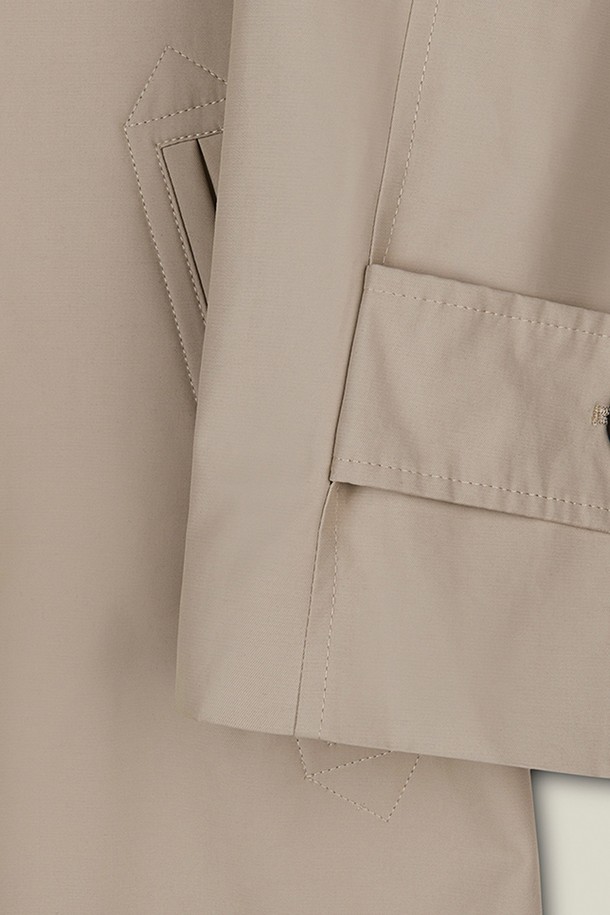 킬번 코튼 오버 트렌치코트는 부드러운 면 소재로 제작되어 편안한 착용감을 선사합니다. 베이직하고 미니멀한 디자인으로 여성스러운 스타일을 연출하며, 봄, 가을 시즌에 활용하기 좋습니다. 얇은 두께감과 드롭 숄더, 숄더 버튼 디테일이 특징이며, 싱글 버튼 여밈 방식으로 간편하게 착용할 수 있습니다. 미디엄 기장의 오버핏으로 출근룩, 데이트룩, 모임룩 등 다양한 TPO에 클래식하고 시크하게 매치하기 좋습니다.
