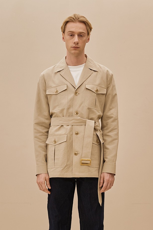 **코벤트 린넨 사파리 재킷**은 봄, 여름 시즌에 어울리는 캐주얼하고 베이직한 디자인의 아우터입니다. 린넨 소재로 제작되어 얇고 뻣뻣한 촉감을 가지며, 레귤러 핏으로 편안하게 착용 가능합니다. 베이지와 아이보리 두 가지 색상으로 제공되며, 싱글 버튼 여밈과 포켓 디테일이 특징입니다. 여행룩이나 산책룩과 같은 TPO에 적합하며, 미니멀, 클래식 스타일을 선호하는 분들께 추천합니다.
