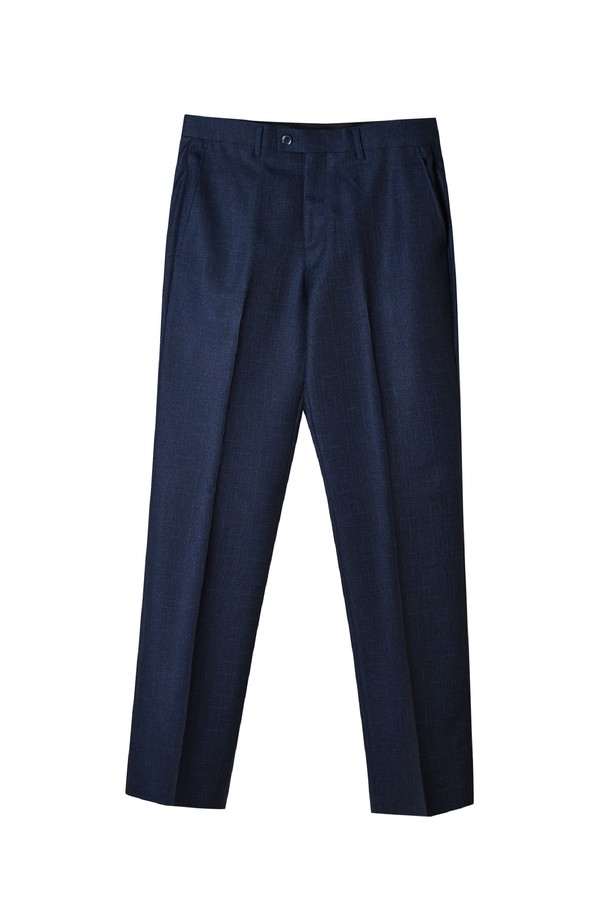 트래드클럽 캔터베리 클래식 레귤러 셋업 수트 (3컬러)는 남성 고객을 위한 포멀한 정장 수트로, 클래식하고 미니멀한 스타일을 연출합니다. 네이비, 블랙, 그레이 3가지 색상으로 출시되어, 오피스룩, 출근룩, 모임룩 등 다양한 TPO에 활용 가능합니다. 레귤러핏에 싱글 버튼 여밈, 긴 소매 기장으로 디자인되었으며, 구김이 적고 관리가 용이한 폴리에스터 소재를 사용하여 편안한 착용감을 제공합니다. 사계절 모두 착용 가능하며, 신축성이 있어 활동성을 높였습니다.
