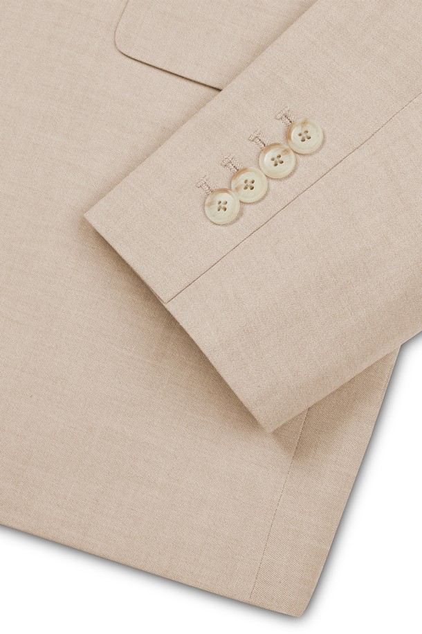 "튜더 플라워 오버 블레이저"는 여성스러운 무드를 연출하는 크롭 기장의 싱글 버튼 블레이저입니다. 봄, 가을 시즌에 어울리는 얇은 두께감과 부드러운 촉감의 폴리에스테르 소재로 제작되었습니다. 오버핏 디자인에 7부 소매 기장으로 세련된 핏을 선사하며, 플라워 패턴이 돋보입니다. 베이지와 핑크, 두 가지 색상으로 만나볼 수 있으며, 안감 플라워 패턴이 은은한 포인트를 더합니다. 데이트룩, 모임룩, 소개팅룩 등 다양한 TPO에 클래식, 미니멀, 로맨틱 스타일로 연출하기 좋습니다.
