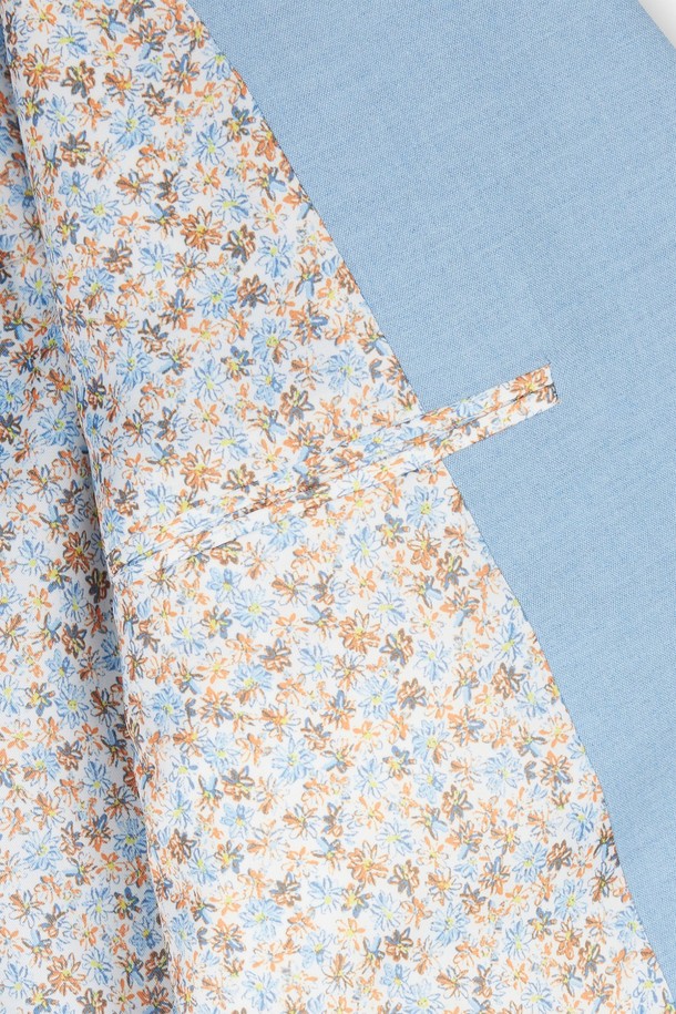 "튜더 플라워 오버 블레이저"는 여성스러운 무드를 연출하는 블레이저입니다. 스카이블루 컬러에 플라워 패턴이 더해져 우아하고 로맨틱한 분위기를 선사하며, 7부 소매와 크롭 기장으로 시원하게 착용하기 좋습니다. 싱글 버튼과 오버핏 디자인으로 편안하면서도 세련된 스타일을 완성하며, 봄, 여름철 데이트룩, 모임룩, 소개팅룩에 활용하기 좋습니다. 플라워 패턴 안감으로 고급스러움을 더한 얇은 두께의 블레이저입니다.
