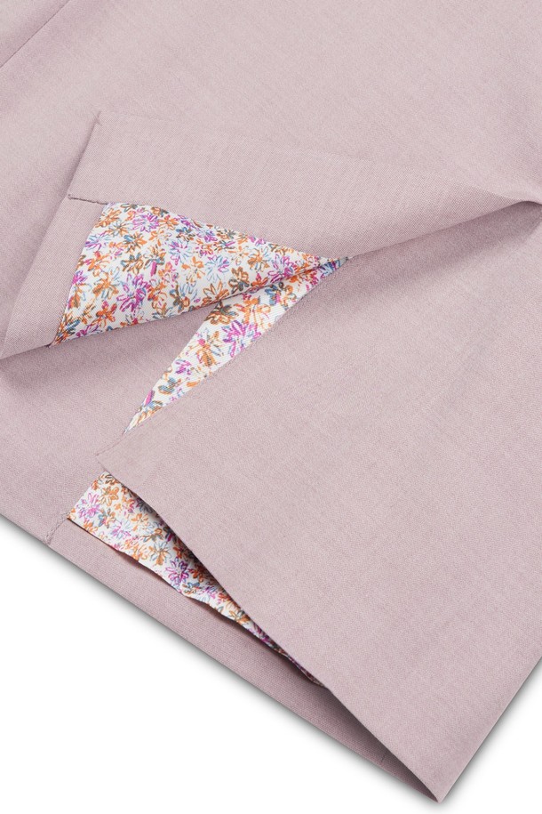 "튜더 플라워 오버 블레이저 (4COLORS)"는 여성스러운 무드를 연출하는 크롭 기장의 오버핏 블레이저입니다. 봄, 여름 시즌에 어울리는 얇은 두께감과 7부 소매 기장으로 시원하게 착용할 수 있습니다. 라이트 퍼플, 핑크 2가지 색상으로 출시되었으며, 싱글 버튼 여밈 방식으로 간편하게 스타일링할 수 있습니다. 안감에 플라워 패턴이 더해져 페미닌하고 엘레강스한 분위기를 선사하며, 데이트룩, 모임룩, 소개팅룩 등 다양한 TPO에 활용 가능합니다. 클래식하면서도 로맨틱한 스타일을 연출하고 싶은 분들께 추천합니다.
