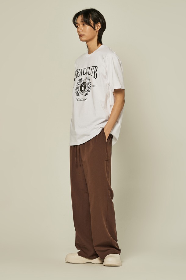 유니섹스 밴딩 세미와이드 슬랙스는 베이직하고 캐주얼한 스타일을 추구하는 분들을 위한 반바지입니다. 브라운 컬러로, 여행이나 휴가와 같은 TPO에 맞춰 미니멀하고 클래식한 스타일을 연출하기 좋습니다. 밴딩 처리로 편안한 착용감을 제공하며, 루즈핏의 세미와이드 핏으로 활동성을 높였습니다. 무지 패턴으로 어떤 상의와도 매치하기 쉬워 데일리룩으로 활용도가 높습니다. 봄, 여름, 가을 계절에 적합하여 실용적인 아이템입니다.
