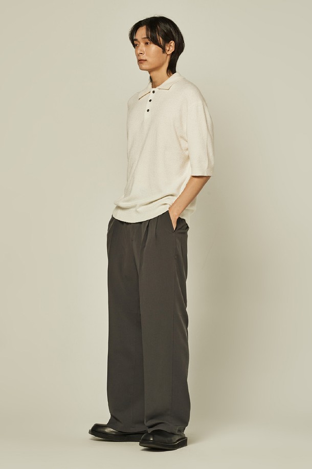 유니섹스 밴딩 세미와이드 슬랙스는 베이직하고 캐주얼한 스타일의 데일리 웨어로, 출근룩과 비즈니스 캐주얼에 활용하기 좋습니다. 봄, 여름, 가을 시즌에 적합하며, 얇고 부드러운 폴리에스테르 소재로 제작되어 편안한 착용감을 선사합니다. 루즈핏 세미와이드 핏으로 트렌디한 스타일을 연출하며, 밴딩 처리로 활동성을 높였습니다. 무지 디자인의 그레이 컬러로 다양한 상의와 쉽게 매치하여 미니멀하고 클래식한 룩을 완성할 수 있습니다.
