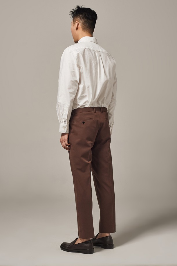 **사이드 밴딩 크롭 테이퍼드 슬랙스**는 남녀 모두 착용 가능한 슬랙스입니다. 브라운 컬러의 폴리에스터 소재로 제작되어 부드러운 촉감을 선사하며, 봄, 가을에 적합합니다. 베이직하고 미니멀한 스타일로, 출근룩과 비즈니스 캐주얼에 활용하기 좋습니다. 크롭 기장의 테이퍼드 핏으로 다리가 길어 보이는 효과를 주며, 사이드 밴딩 디테일로 편안함까지 더했습니다. 무지 패턴의 얇은 두께로, 다양한 상의와 매치하여 미니멀, 클래식, 캐주얼 스타일을 연출할 수 있습니다.
