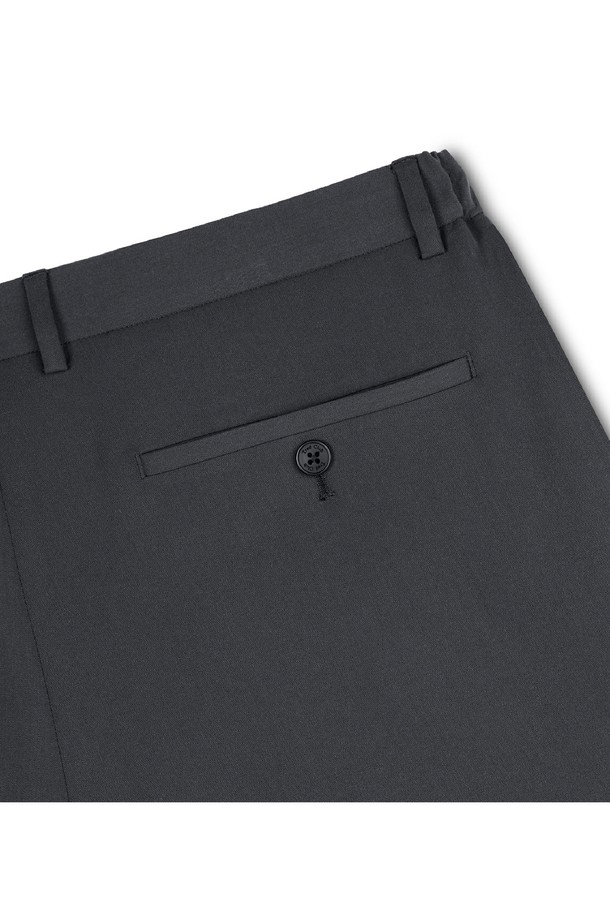 세련된 스타일을 완성하는 남성용 사이드 밴딩 크롭 테이퍼드 슬랙스입니다. 미니멀하고 베이직한 디자인으로 출근룩과 비즈니스 캐주얼에 적합하며, 다양한 스타일 연출이 가능합니다. 부드러운 촉감의 폴리에스테르 소재로 제작되어 봄, 여름, 가을 시즌에 시원하고 편안하게 착용할 수 있습니다. 슬림핏에 크롭 기장, 테이퍼드 핏으로 다리가 길어 보이는 효과를 선사합니다. 허리 사이드 밴딩 디테일로 활동성을 높였습니다.
