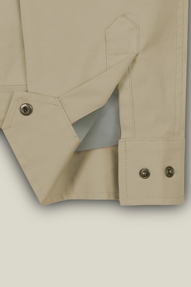 메트로 투웨이 코튼 블루종은 미니멀하고 베이직한 스타일을 추구하는 남성들을 위한 아우터입니다. 부드러운 촉감의 면 소재로 제작되어 봄, 가을 간절기에 착용하기 좋으며, 크롭 기장과 레귤러핏으로 트렌디한 실루엣을 연출합니다. 베이지 컬러에 무지 디자인으로 어떤 옷에도 쉽게 매치할 수 있으며, 집업 여밈 방식과 칼라 디테일이 특징입니다. 출근룩이나 데이트룩과 같이 다양한 TPO에 활용할 수 있는 실용적인 아이템입니다.
