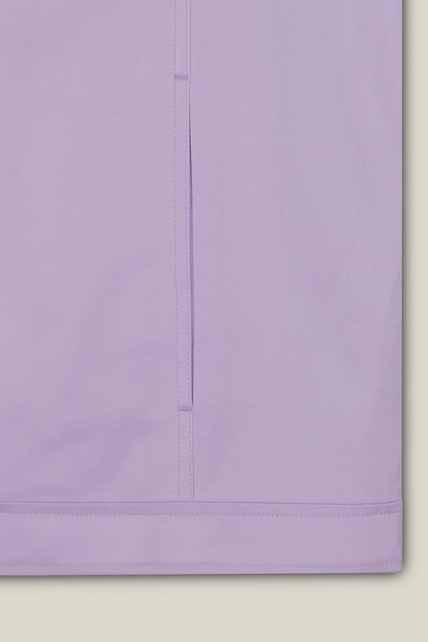 미니멀하고 캐주얼한 스타일의 여성용 "메트로 투웨이 코튼 블루종"입니다. 부드러운 코튼 소재로 제작되어 얇지만 편안한 착용감을 선사하며, 봄, 가을 간절기에 활용하기 좋습니다. 루즈핏 크롭 기장으로 트렌디함을 더하고, 퍼프 소매 디자인이 여성스러운 매력을 더합니다. 라벤더, 퍼플 두 가지 색상으로 출시되어 데이트룩, 봄 소풍룩 등 다양한 스타일 연출에 활용할 수 있습니다. 집업 여밈 방식으로 간편하게 착용 가능하며, 무지 디자인으로 어떤 옷에도 쉽게 매치할 수 있습니다.
