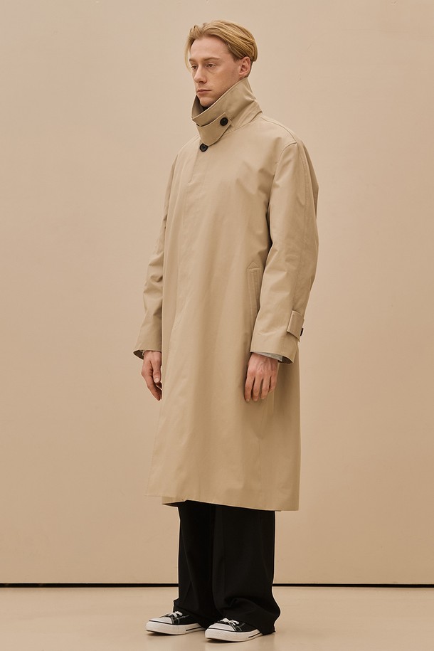 킬번 코튼 오버 트렌치코트는 부드러운 면 소재로 제작되어 편안한 착용감을 선사합니다. 베이직하고 미니멀한 디자인으로 여성스러운 스타일을 연출하며, 봄, 가을 시즌에 활용하기 좋습니다. 얇은 두께감과 드롭 숄더, 숄더 버튼 디테일이 특징이며, 싱글 버튼 여밈 방식으로 간편하게 착용할 수 있습니다. 미디엄 기장의 오버핏으로 출근룩, 데이트룩, 모임룩 등 다양한 TPO에 클래식하고 시크하게 매치하기 좋습니다.
