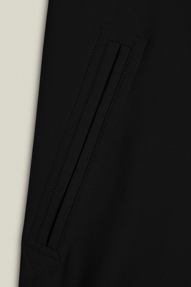 킬번 코튼 오버 트렌치코트는 여성용으로, 봄, 가을에 착용하기 좋은 미디 기장의 블랙 트렌치코트입니다. 부드러운 면 소재로 제작되어 편안한 착용감을 선사하며, 오버핏과 드롭숄더 디자인으로 트렌디한 스타일을 연출합니다. 오픈 스타일로 다양한 룩에 활용 가능하며, 미니멀하고 베이직한 디자인은 클래식, 시크, 미니멀 무드를 즐기는 분들께 추천합니다. 출근룩, 오피스룩, 데이트룩 등 다양한 TPO에 맞춰 세련된 스타일을 완성해 보세요.
