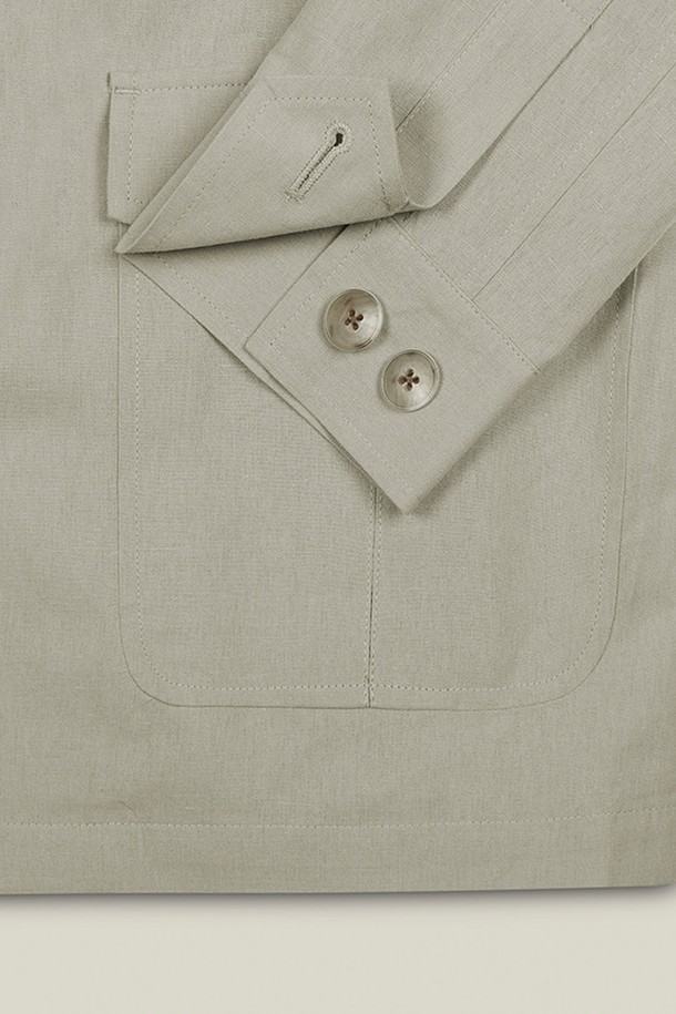 **코벤트 린넨 사파리 재킷**은 봄, 여름 시즌에 어울리는 캐주얼하고 베이직한 디자인의 아우터입니다. 린넨 소재로 제작되어 얇고 뻣뻣한 촉감을 가지며, 레귤러 핏으로 편안하게 착용 가능합니다. 베이지와 아이보리 두 가지 색상으로 제공되며, 싱글 버튼 여밈과 포켓 디테일이 특징입니다. 여행룩이나 산책룩과 같은 TPO에 적합하며, 미니멀, 클래식 스타일을 선호하는 분들께 추천합니다.
