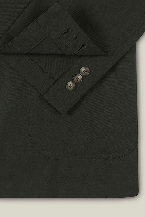 드레이턴 히든버튼 코튼 재킷은 미니멀하고 베이직한 디자인으로, 봄과 가을에 착용하기 좋은 남성용 아우터입니다. 부드러운 촉감의 면 소재로 제작되어 편안한 착용감을 선사하며, 레귤러 핏으로 제작되어 다양한 체형에 잘 어울립니다. 히든 버튼 디테일이 돋보이며, 테일러드 코트 타입으로 클래식하고 시크한 스타일을 연출합니다. 출근룩, 비즈니스 캐주얼, 모임룩 등 다양한 TPO에 활용 가능하며, 어떤 스타일에도 자연스럽게 매치되어 활용도가 높습니다. 블랙 컬러의 무지 디자인으로, 유행을 타지 않고 오랫동안 즐겨 입을 수 있습니다.
