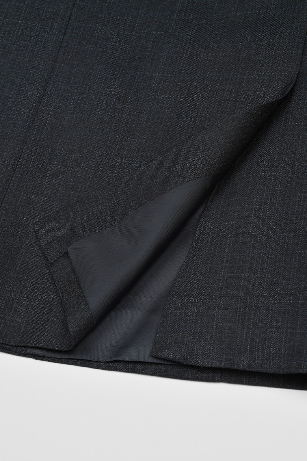 트래드클럽 캔터베리 클래식 레귤러 셋업 수트 (3컬러)는 남성 고객을 위한 포멀 및 비즈니스 스타일의 정장 수트입니다. 블랙, 네이비, 그레이 3가지 색상으로 출시되어, 오피스룩, 비즈니스 캐주얼, 출근룩 등 다양한 TPO에 활용 가능합니다. 레귤러핏 디자인에 싱글버튼 여밈 방식, 긴 소매 기장으로 클래식하고 미니멀한 스타일을 연출합니다. 폴리에스테르 소재로 제작되어 구김이 적고 관리가 용이하며, 신축성이 있어 편안한 착용감을 제공합니다. 사계절 모두 착용 가능한 두께감과 부드러운 촉감이 특징입니다.
