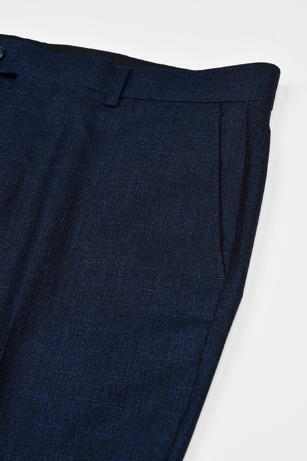 트래드클럽 캔터베리 클래식 레귤러 셋업 수트 (3컬러)는 남성 고객을 위한 포멀한 정장 수트로, 클래식하고 미니멀한 스타일을 연출합니다. 네이비, 블랙, 그레이 3가지 색상으로 출시되어, 오피스룩, 출근룩, 모임룩 등 다양한 TPO에 활용 가능합니다. 레귤러핏에 싱글 버튼 여밈, 긴 소매 기장으로 디자인되었으며, 구김이 적고 관리가 용이한 폴리에스터 소재를 사용하여 편안한 착용감을 제공합니다. 사계절 모두 착용 가능하며, 신축성이 있어 활동성을 높였습니다.
