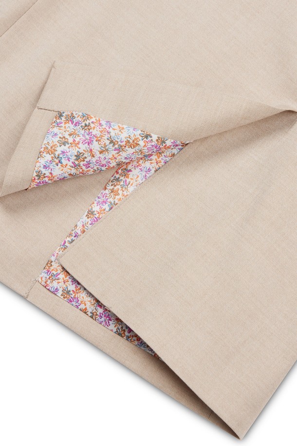 "튜더 플라워 오버 블레이저"는 여성스러운 무드를 연출하는 크롭 기장의 싱글 버튼 블레이저입니다. 봄, 가을 시즌에 어울리는 얇은 두께감과 부드러운 촉감의 폴리에스테르 소재로 제작되었습니다. 오버핏 디자인에 7부 소매 기장으로 세련된 핏을 선사하며, 플라워 패턴이 돋보입니다. 베이지와 핑크, 두 가지 색상으로 만나볼 수 있으며, 안감 플라워 패턴이 은은한 포인트를 더합니다. 데이트룩, 모임룩, 소개팅룩 등 다양한 TPO에 클래식, 미니멀, 로맨틱 스타일로 연출하기 좋습니다.
