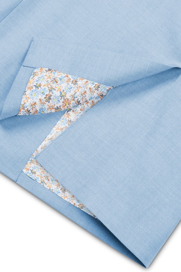 "튜더 플라워 오버 블레이저"는 여성스러운 무드를 연출하는 블레이저입니다. 스카이블루 컬러에 플라워 패턴이 더해져 우아하고 로맨틱한 분위기를 선사하며, 7부 소매와 크롭 기장으로 시원하게 착용하기 좋습니다. 싱글 버튼과 오버핏 디자인으로 편안하면서도 세련된 스타일을 완성하며, 봄, 여름철 데이트룩, 모임룩, 소개팅룩에 활용하기 좋습니다. 플라워 패턴 안감으로 고급스러움을 더한 얇은 두께의 블레이저입니다.
