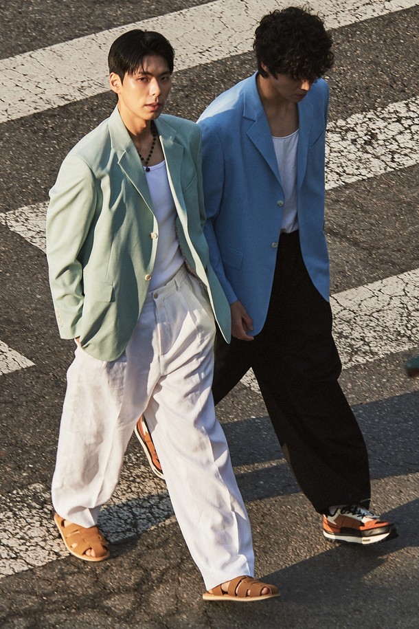 "튜더 플라워 오버 블레이저"는 여성스러운 무드를 연출하는 블레이저입니다. 민트 컬러, 오버핏으로 제작되어 편안하면서도 세련된 스타일을 선사합니다. 봄, 여름 시즌에 적합하며, 싱글 버튼 여밈 방식으로 깔끔하게 떨어지는 핏을 자랑합니다. 플라워 패턴 안감 디테일이 돋보이며, 데이트룩, 오피스룩, 모임룩 등 다양한 TPO에 활용 가능합니다. 클래식, 미니멀, 걸리시 스타일을 즐겨 입는 분들께 추천합니다.
