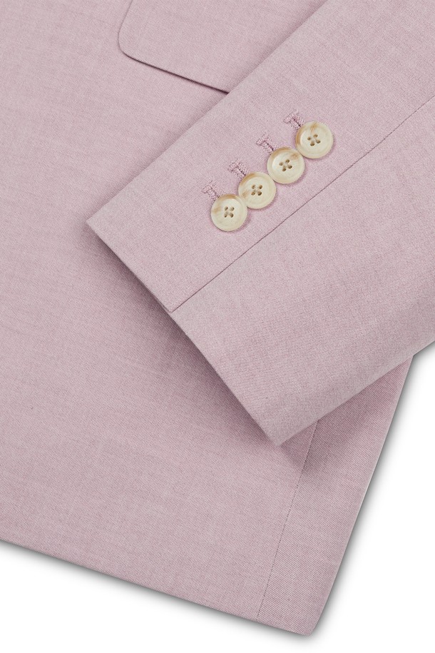 "튜더 플라워 오버 블레이저 (4COLORS)"는 여성스러운 무드를 연출하는 크롭 기장의 오버핏 블레이저입니다. 봄, 여름 시즌에 어울리는 얇은 두께감과 7부 소매 기장으로 시원하게 착용할 수 있습니다. 라이트 퍼플, 핑크 2가지 색상으로 출시되었으며, 싱글 버튼 여밈 방식으로 간편하게 스타일링할 수 있습니다. 안감에 플라워 패턴이 더해져 페미닌하고 엘레강스한 분위기를 선사하며, 데이트룩, 모임룩, 소개팅룩 등 다양한 TPO에 활용 가능합니다. 클래식하면서도 로맨틱한 스타일을 연출하고 싶은 분들께 추천합니다.
