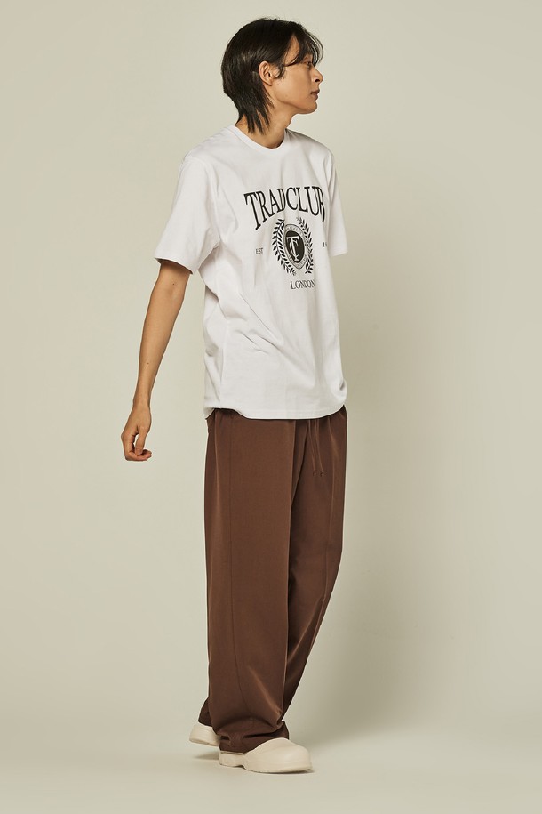 유니섹스 밴딩 세미와이드 슬랙스는 베이직하고 캐주얼한 스타일을 추구하는 분들을 위한 반바지입니다. 브라운 컬러로, 여행이나 휴가와 같은 TPO에 맞춰 미니멀하고 클래식한 스타일을 연출하기 좋습니다. 밴딩 처리로 편안한 착용감을 제공하며, 루즈핏의 세미와이드 핏으로 활동성을 높였습니다. 무지 패턴으로 어떤 상의와도 매치하기 쉬워 데일리룩으로 활용도가 높습니다. 봄, 여름, 가을 계절에 적합하여 실용적인 아이템입니다.
