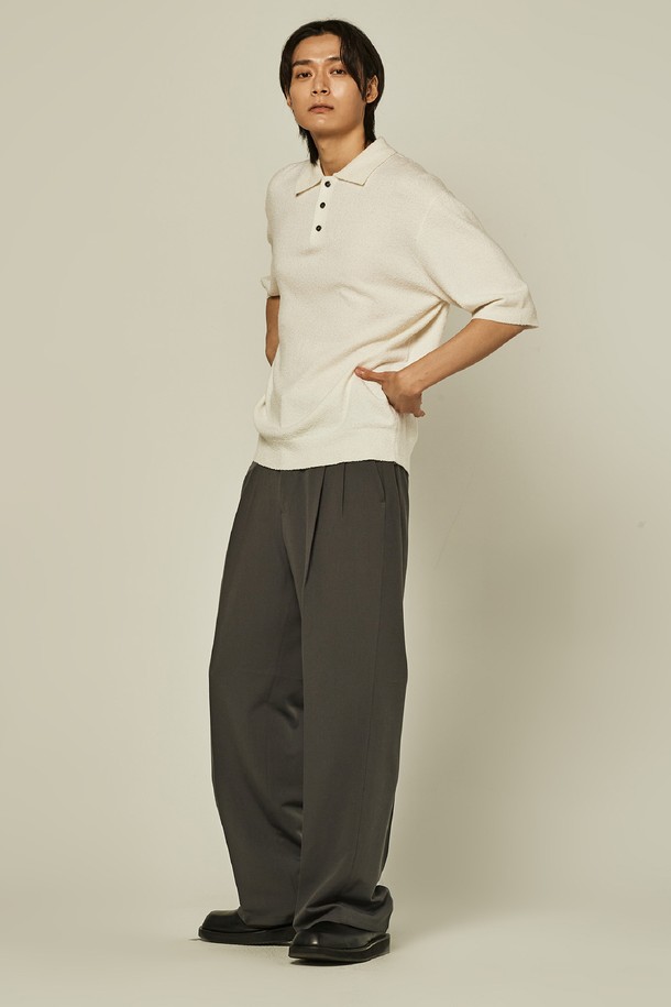 유니섹스 밴딩 세미와이드 슬랙스는 베이직하고 캐주얼한 스타일의 데일리 웨어로, 출근룩과 비즈니스 캐주얼에 활용하기 좋습니다. 봄, 여름, 가을 시즌에 적합하며, 얇고 부드러운 폴리에스테르 소재로 제작되어 편안한 착용감을 선사합니다. 루즈핏 세미와이드 핏으로 트렌디한 스타일을 연출하며, 밴딩 처리로 활동성을 높였습니다. 무지 디자인의 그레이 컬러로 다양한 상의와 쉽게 매치하여 미니멀하고 클래식한 룩을 완성할 수 있습니다.
