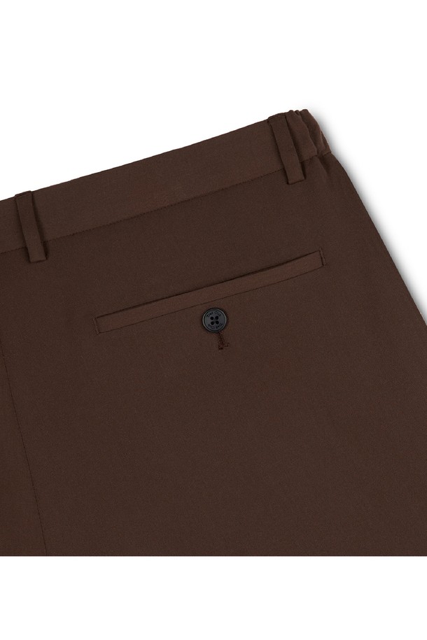 **사이드 밴딩 크롭 테이퍼드 슬랙스**는 남녀 모두 착용 가능한 슬랙스입니다. 브라운 컬러의 폴리에스터 소재로 제작되어 부드러운 촉감을 선사하며, 봄, 가을에 적합합니다. 베이직하고 미니멀한 스타일로, 출근룩과 비즈니스 캐주얼에 활용하기 좋습니다. 크롭 기장의 테이퍼드 핏으로 다리가 길어 보이는 효과를 주며, 사이드 밴딩 디테일로 편안함까지 더했습니다. 무지 패턴의 얇은 두께로, 다양한 상의와 매치하여 미니멀, 클래식, 캐주얼 스타일을 연출할 수 있습니다.
