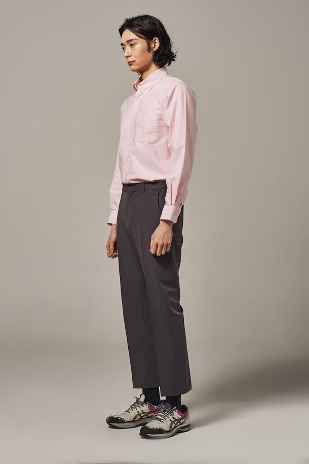 세련된 스타일을 완성하는 남성용 사이드 밴딩 크롭 테이퍼드 슬랙스입니다. 미니멀하고 베이직한 디자인으로 출근룩과 비즈니스 캐주얼에 적합하며, 다양한 스타일 연출이 가능합니다. 부드러운 촉감의 폴리에스테르 소재로 제작되어 봄, 여름, 가을 시즌에 시원하고 편안하게 착용할 수 있습니다. 슬림핏에 크롭 기장, 테이퍼드 핏으로 다리가 길어 보이는 효과를 선사합니다. 허리 사이드 밴딩 디테일로 활동성을 높였습니다.
