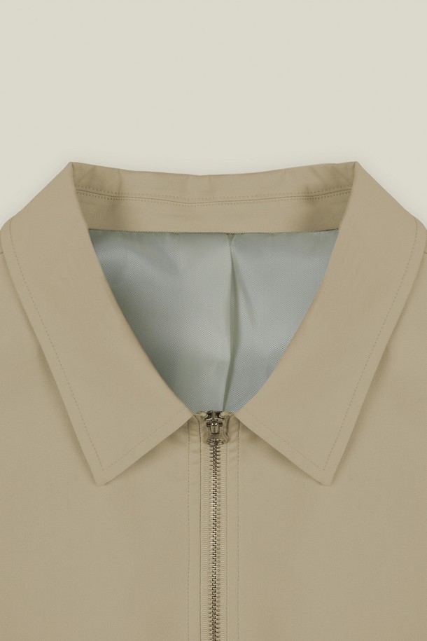 메트로 투웨이 코튼 블루종은 미니멀하고 베이직한 스타일을 추구하는 남성들을 위한 아우터입니다. 부드러운 촉감의 면 소재로 제작되어 봄, 가을 간절기에 착용하기 좋으며, 크롭 기장과 레귤러핏으로 트렌디한 실루엣을 연출합니다. 베이지 컬러에 무지 디자인으로 어떤 옷에도 쉽게 매치할 수 있으며, 집업 여밈 방식과 칼라 디테일이 특징입니다. 출근룩이나 데이트룩과 같이 다양한 TPO에 활용할 수 있는 실용적인 아이템입니다.
