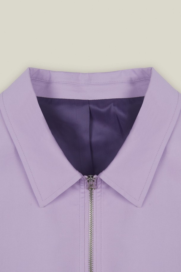 미니멀하고 캐주얼한 스타일의 여성용 "메트로 투웨이 코튼 블루종"입니다. 부드러운 코튼 소재로 제작되어 얇지만 편안한 착용감을 선사하며, 봄, 가을 간절기에 활용하기 좋습니다. 루즈핏 크롭 기장으로 트렌디함을 더하고, 퍼프 소매 디자인이 여성스러운 매력을 더합니다. 라벤더, 퍼플 두 가지 색상으로 출시되어 데이트룩, 봄 소풍룩 등 다양한 스타일 연출에 활용할 수 있습니다. 집업 여밈 방식으로 간편하게 착용 가능하며, 무지 디자인으로 어떤 옷에도 쉽게 매치할 수 있습니다.
