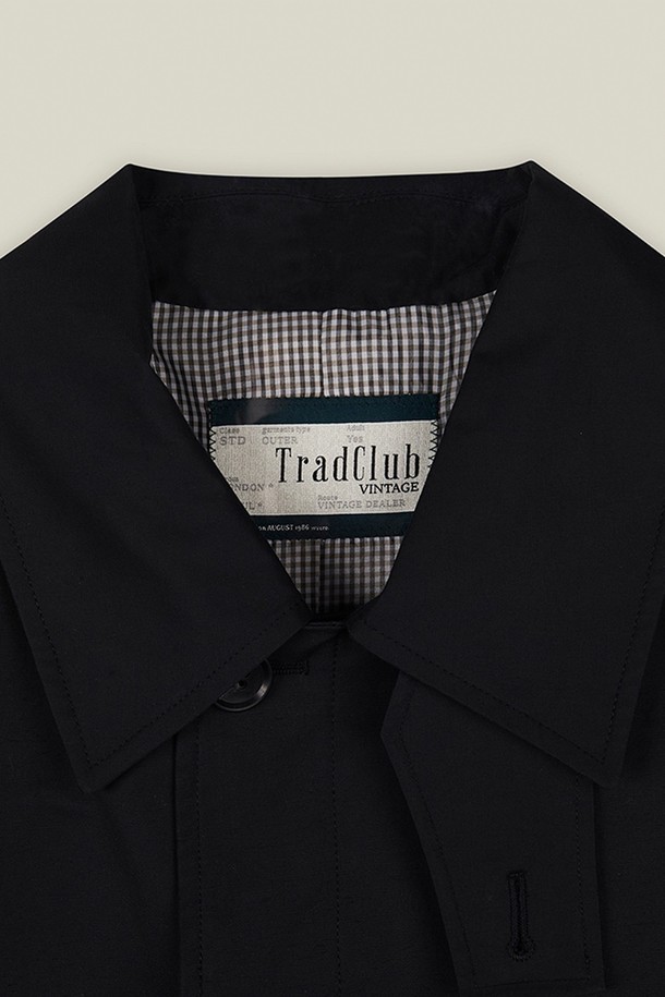 킬번 코튼 오버 트렌치코트는 여성용으로, 봄, 가을에 착용하기 좋은 미디 기장의 블랙 트렌치코트입니다. 부드러운 면 소재로 제작되어 편안한 착용감을 선사하며, 오버핏과 드롭숄더 디자인으로 트렌디한 스타일을 연출합니다. 오픈 스타일로 다양한 룩에 활용 가능하며, 미니멀하고 베이직한 디자인은 클래식, 시크, 미니멀 무드를 즐기는 분들께 추천합니다. 출근룩, 오피스룩, 데이트룩 등 다양한 TPO에 맞춰 세련된 스타일을 완성해 보세요.
