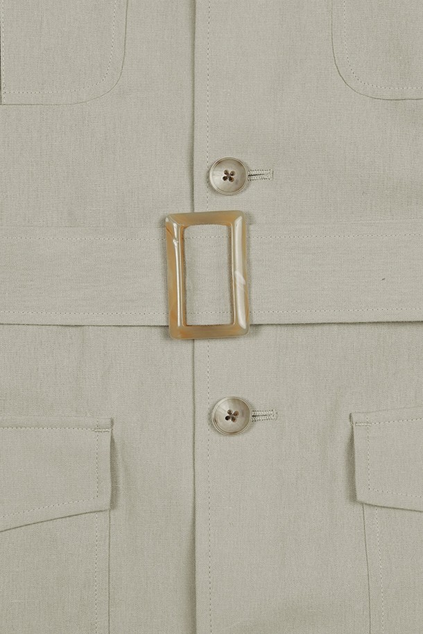 **코벤트 린넨 사파리 재킷**은 봄, 여름 시즌에 어울리는 캐주얼하고 베이직한 디자인의 아우터입니다. 린넨 소재로 제작되어 얇고 뻣뻣한 촉감을 가지며, 레귤러 핏으로 편안하게 착용 가능합니다. 베이지와 아이보리 두 가지 색상으로 제공되며, 싱글 버튼 여밈과 포켓 디테일이 특징입니다. 여행룩이나 산책룩과 같은 TPO에 적합하며, 미니멀, 클래식 스타일을 선호하는 분들께 추천합니다.
