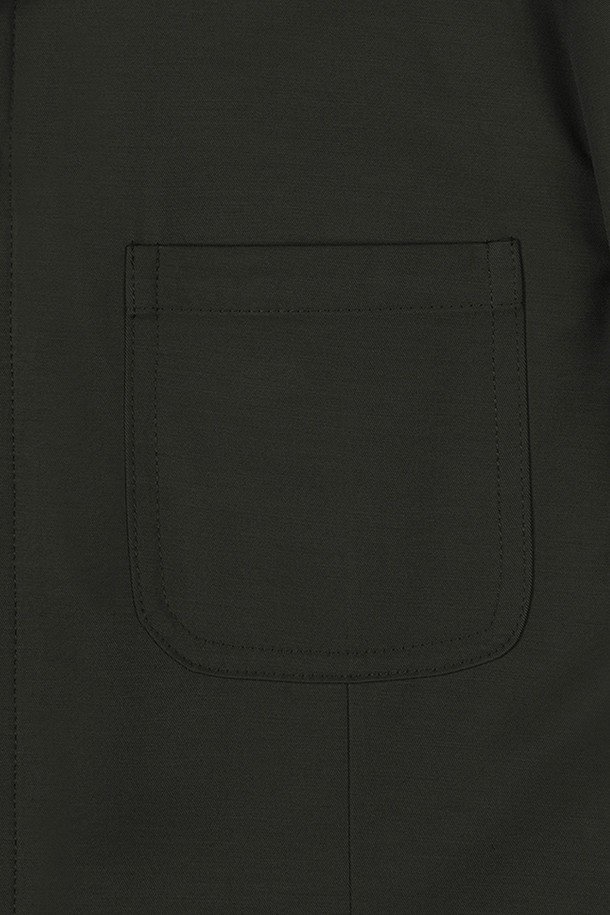 드레이턴 히든버튼 코튼 재킷은 미니멀하고 베이직한 디자인으로, 봄과 가을에 착용하기 좋은 남성용 아우터입니다. 부드러운 촉감의 면 소재로 제작되어 편안한 착용감을 선사하며, 레귤러 핏으로 제작되어 다양한 체형에 잘 어울립니다. 히든 버튼 디테일이 돋보이며, 테일러드 코트 타입으로 클래식하고 시크한 스타일을 연출합니다. 출근룩, 비즈니스 캐주얼, 모임룩 등 다양한 TPO에 활용 가능하며, 어떤 스타일에도 자연스럽게 매치되어 활용도가 높습니다. 블랙 컬러의 무지 디자인으로, 유행을 타지 않고 오랫동안 즐겨 입을 수 있습니다.
