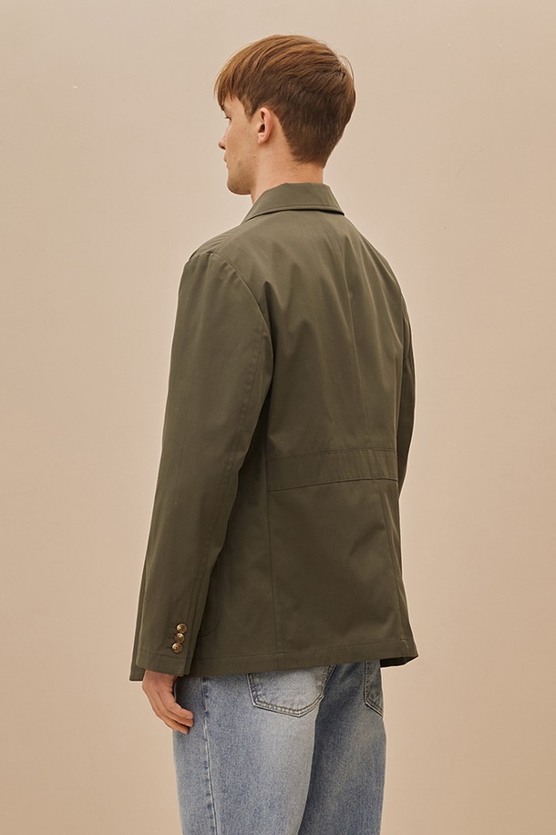 드레이턴 히든버튼 코튼 재킷은 남성분들을 위한 캐주얼 스타일의 아우터입니다. 봄, 가을에 적합하며, 베이직하고 미니멀한 무드를 연출합니다. 카키와 올리브 두 가지 색상으로 출시되었으며, 레귤러핏에 무지 패턴으로 깔끔함을 더했습니다. 히든 버튼 디테일이 돋보이며, 출근룩이나 데이트룩에 활용하기 좋습니다. 면 소재로 제작되어 편안한 착용감을 선사합니다.
