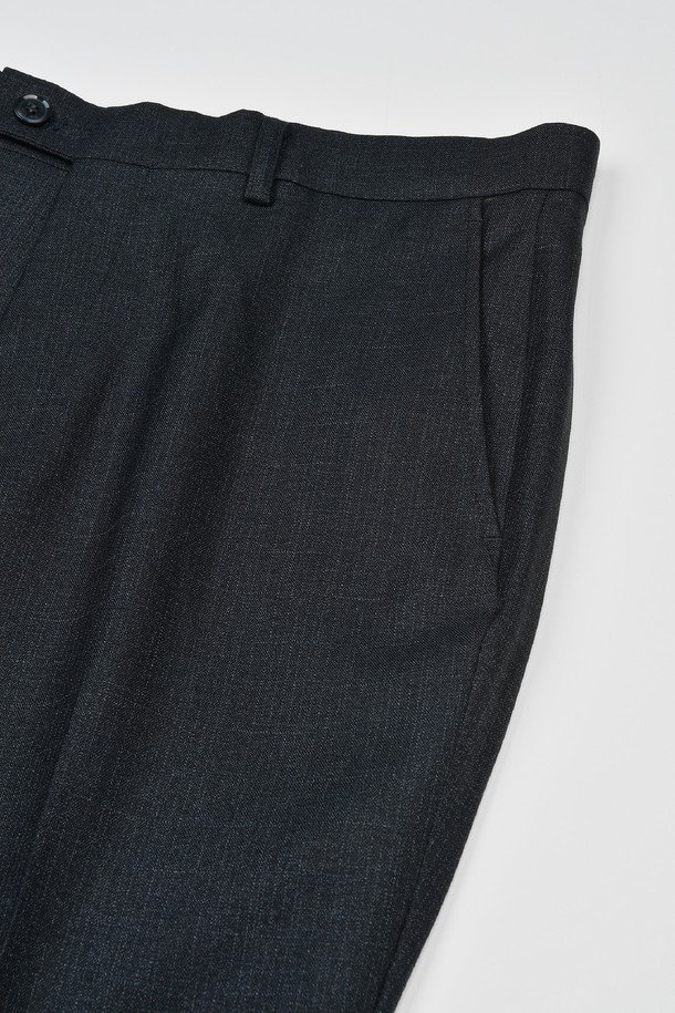 트래드클럽 캔터베리 클래식 레귤러 셋업 수트 (3컬러)는 남성 고객을 위한 포멀 및 비즈니스 스타일의 정장 수트입니다. 블랙, 네이비, 그레이 3가지 색상으로 출시되어, 오피스룩, 비즈니스 캐주얼, 출근룩 등 다양한 TPO에 활용 가능합니다. 레귤러핏 디자인에 싱글버튼 여밈 방식, 긴 소매 기장으로 클래식하고 미니멀한 스타일을 연출합니다. 폴리에스테르 소재로 제작되어 구김이 적고 관리가 용이하며, 신축성이 있어 편안한 착용감을 제공합니다. 사계절 모두 착용 가능한 두께감과 부드러운 촉감이 특징입니다.
